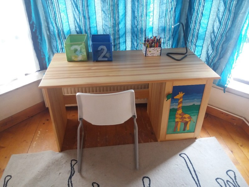 Asztal egyedi intarziával és&nbsp;fogantyúkkal