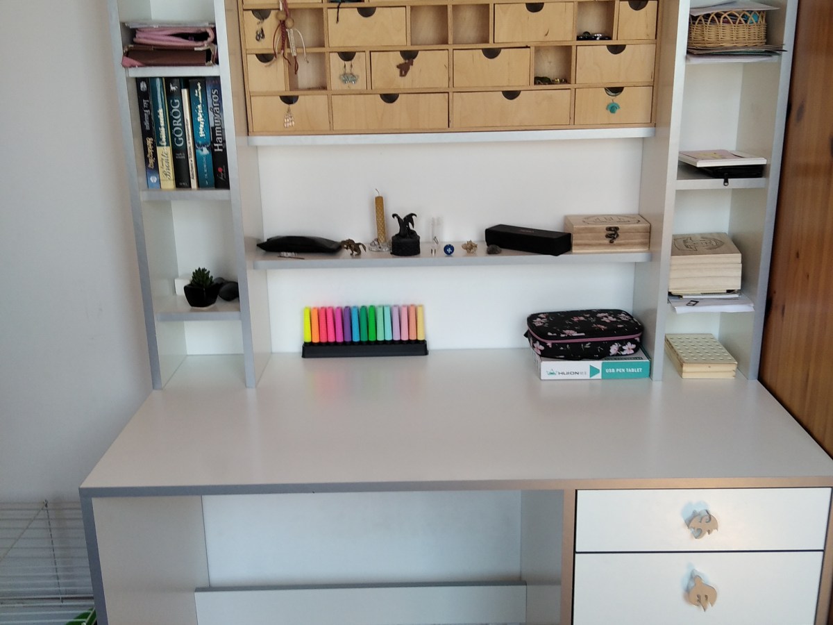 Sárkányos íróasztal