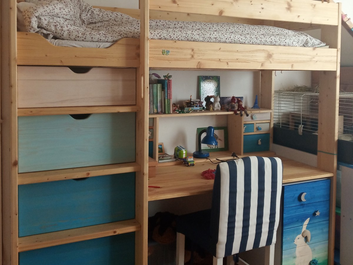 Iker-ágyak/asztalok ikerlányoknak