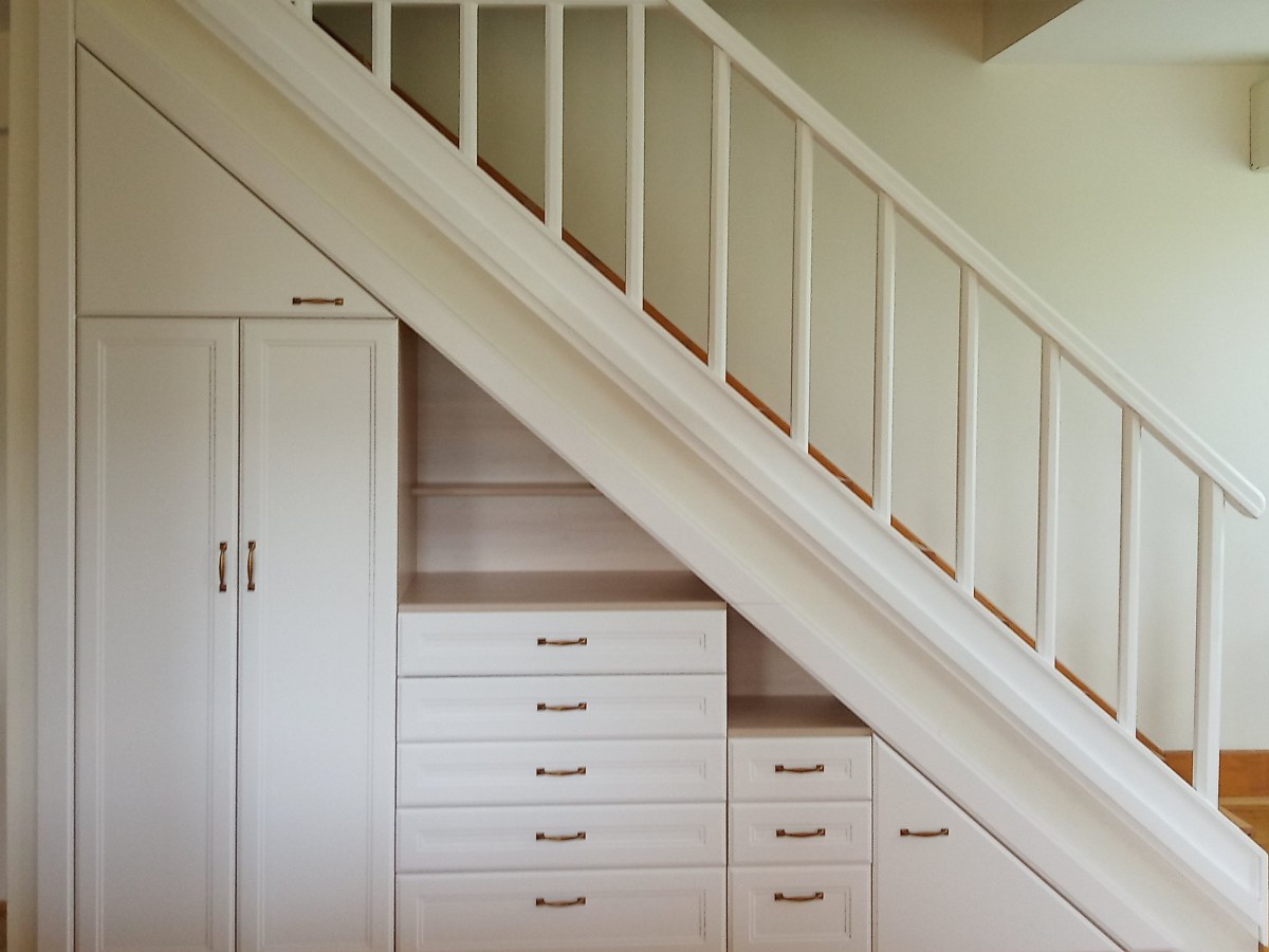 Lépcső alatti beépített&nbsp;szekrény