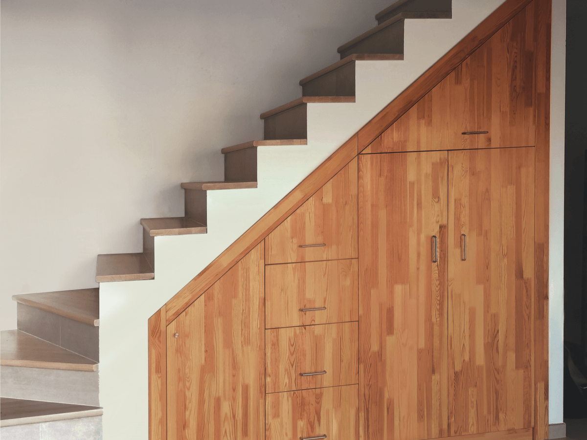 Lépcső alá borovifenyő&nbsp;fronttal