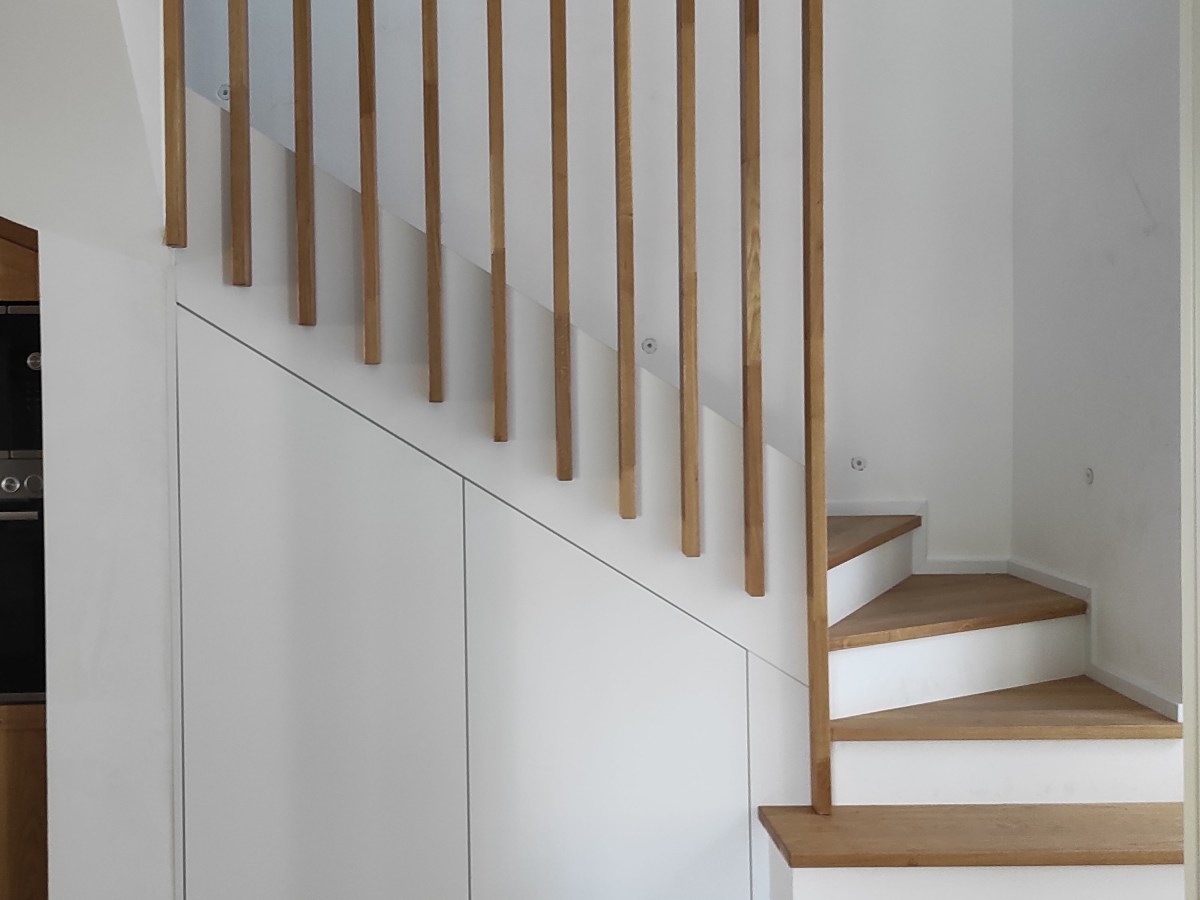 Lépcső alá szekrény, lépcsőre burkolat, mellé&nbsp;korlát